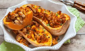Courges butternut farcies à la viande, cuites à la perfection dans la friteuse à air. Un délice automnal !