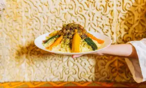 Assiette de couscous aux légumes et viande, préparé avec le Cookeo. Un plat savoureux et coloré.