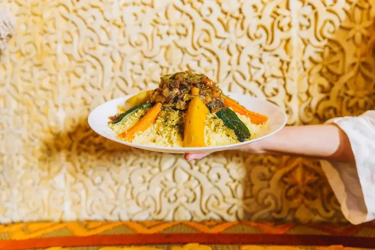 Assiette de couscous aux légumes et viande, préparé avec le Cookeo. Un plat savoureux et coloré.