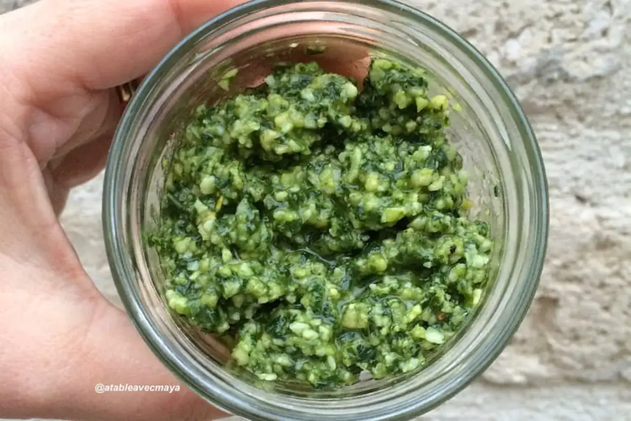 Un bocal rempli de pesto maison, d'un vert vibrant, prêt à sublimer vos plats. Une touche de fraîcheur italienne.