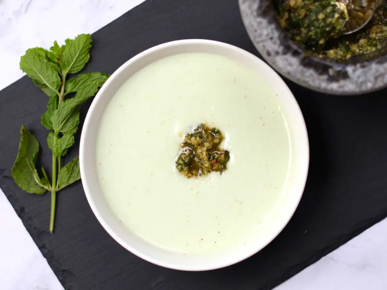 Gaspacho concombre menthe, une soupe fraîche et légère, garnie d'une touche herbacée.