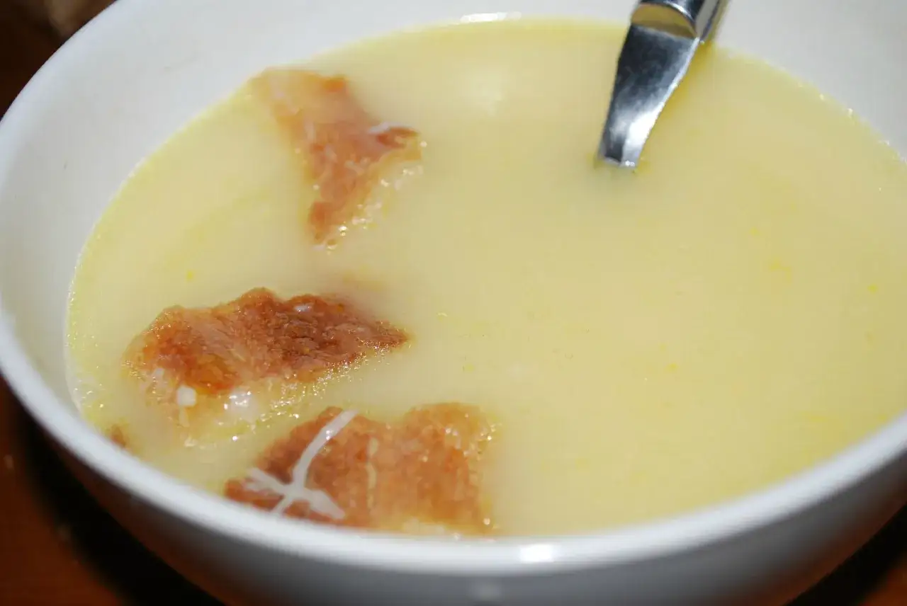 Un bol d'aigo boulido, une soupe provençale réconfortante, avec des morceaux de pain grillé flottant dans le bouillon.