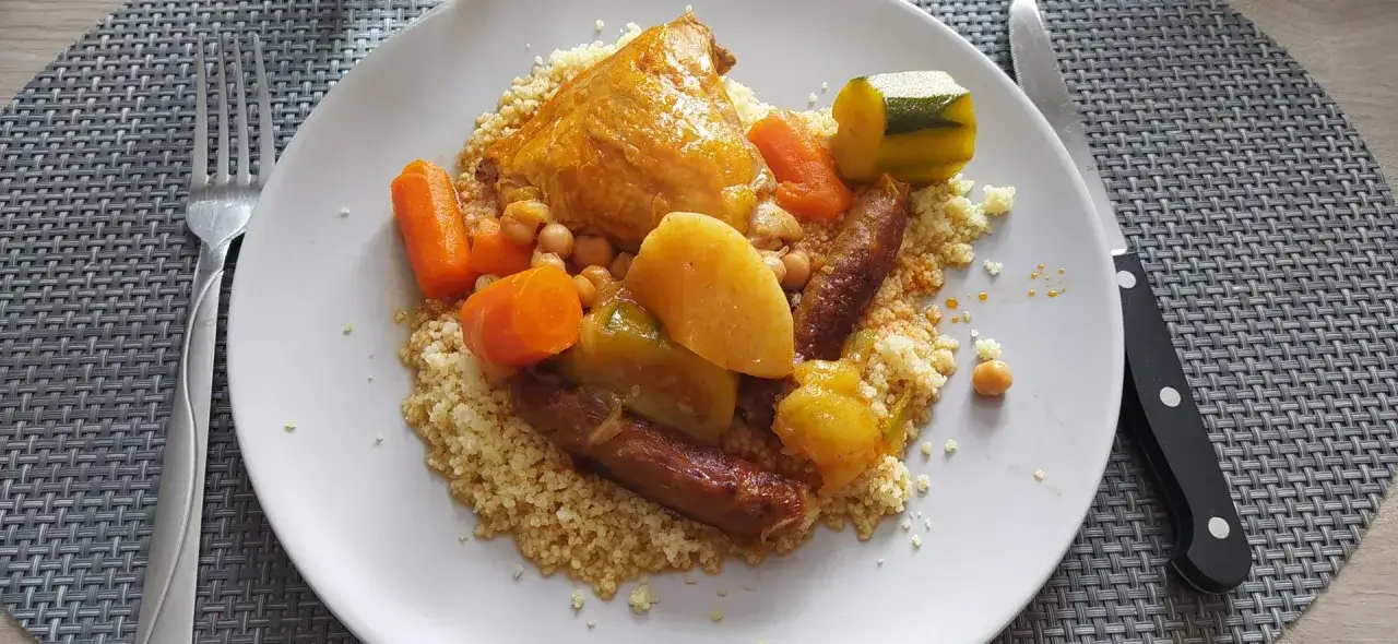 Un plat de couscous Cookeo avec poulet, merguez, carottes, courgettes et pois chiches. Un délice prêt en un clin d'œil !