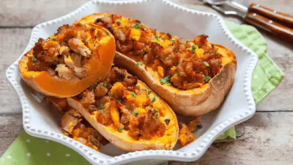 Courges butternut farcies à la viande, cuites à la perfection dans la friteuse à air. Un délice automnal !